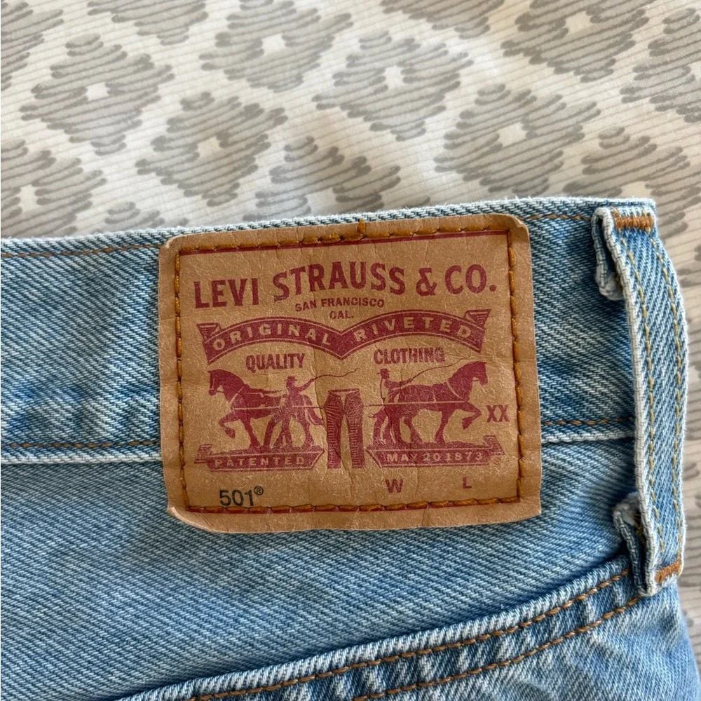 Levi's Blue Jean Shorts High-Waisted Distressed - Picture 3 of 7